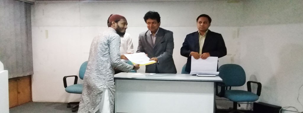 DBI College Student receiving training certificate from DCCI for outstanding result (3.95 out of 4.00)